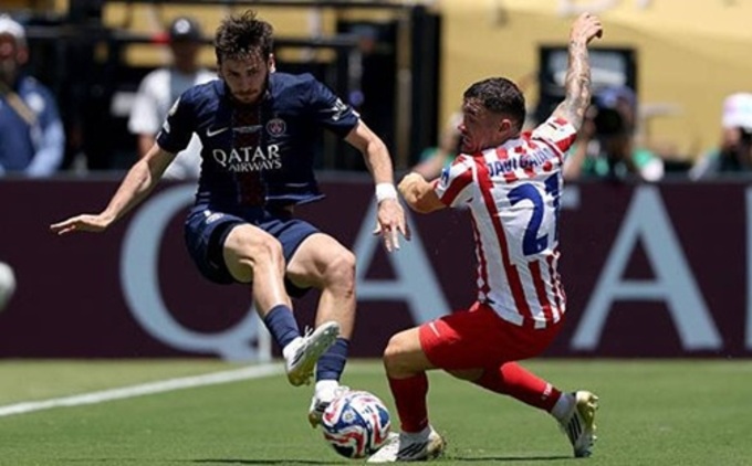 Kvaratskhelia (trái) trong một pha tranh chấp bóng với cầu thủ Atletico