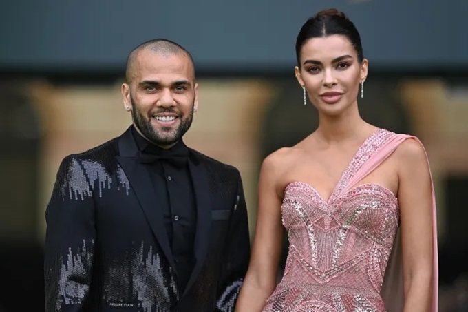  Alves và Joana Sanz đang hạnh phúc bên nhau