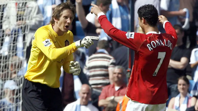 Cristiano Ronaldo từng sát cánh cùng Edwin van der Sar trong màu áo MU