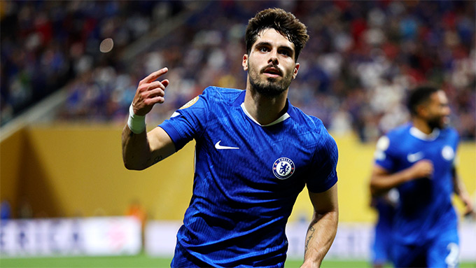 Pedro Neto mở tỷ số cho Chelsea cuối hiệp một