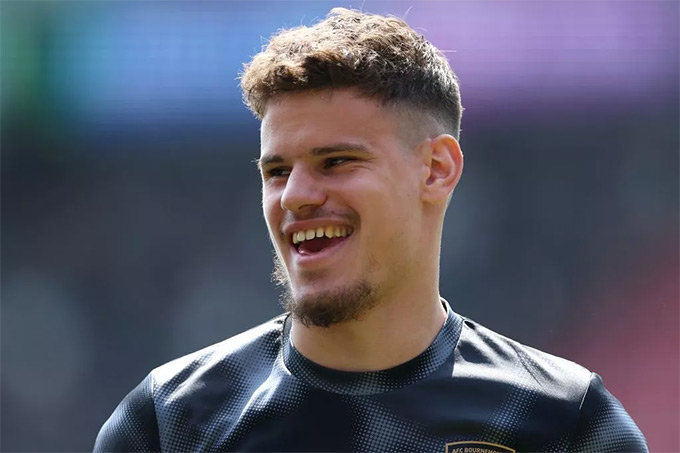 Milos Kerkez đang trên đường tới Liverpool