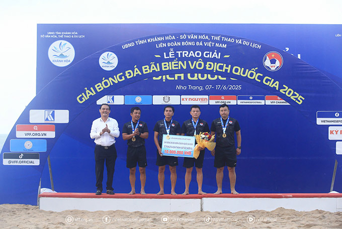 Ông Nguyễn Quốc Hội – Ủy viên thường trực BCH LĐBĐVN trao giải thưởng cho Tổ trọng tài hoàn thành xuất sắc nhiệm vụ