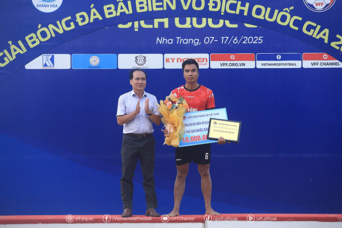 Cầu thủ Trần Ngọc Bảo (Đà Nẵng) nhận giải Cầu thủ ghi nhiều bàn thắng nhất