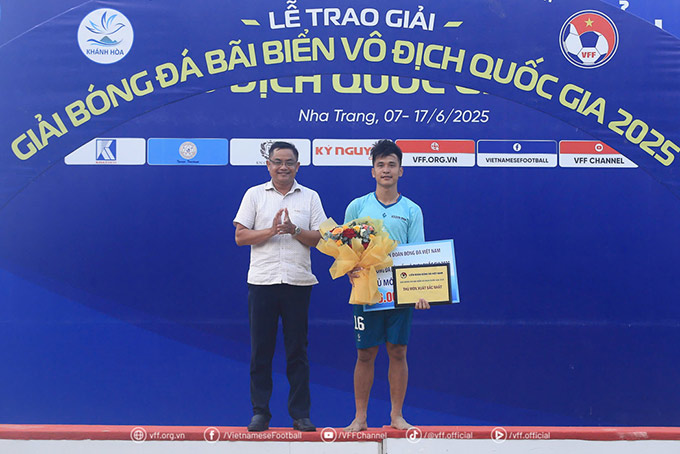 Thủ môn Trần Công Thành (Khánh Hòa) đoạt giải Thủ môn xuất sắc nhất