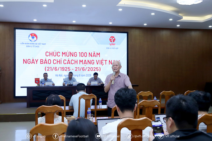 Nhà báo lão thành Đình Khải phát biểu tại buổi gặp mặt
