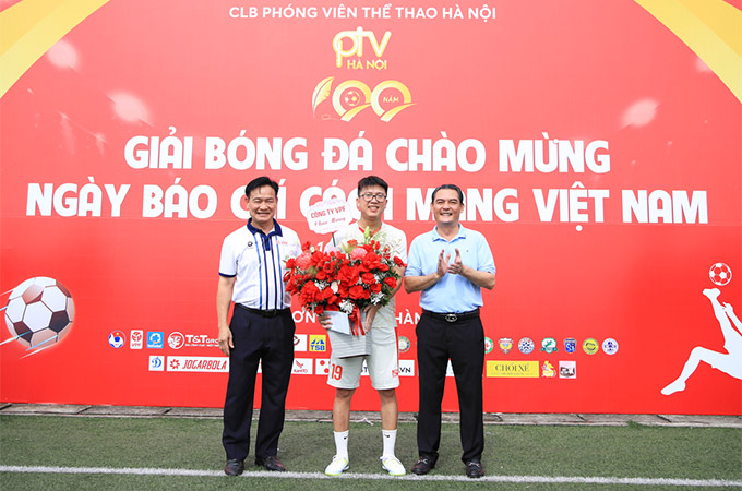 Lãnh đạo VPF trao quà cho PTV Cup 2025 