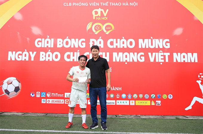 HLV Kim Sang Sik đến dự, chúc mừng giải đấu 