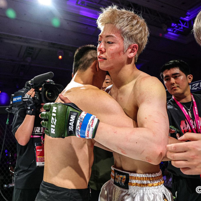 Kota Miura (tóc vàng) thường bị đấm te tua ở các trận đấu MMA