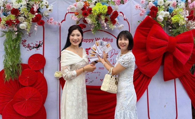 Cựu VĐV Đặng Thị Hồng (phải) chúc mừng đám cưới Phạm Thị Yến. Ảnh: Facebook Đặng Thị Hồng