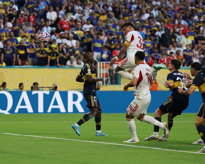 Otamendi bật cao đánh đầu gỡ hòa 2-2 cho Benfica trước Boca Juniors
