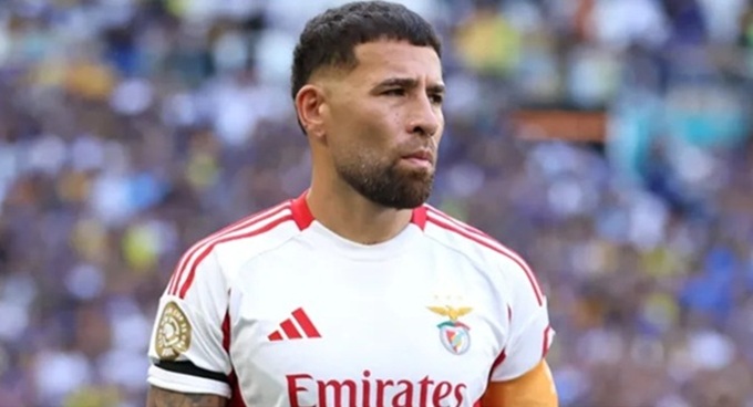 Nicolas Otamendi bị khán giả la ó thậm tệ ở trận đấu giữa Benfica và Boca Juniors