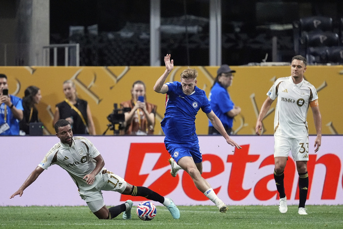 Liam Delap tung hoành trước các cầu thủ Los Angeles FC