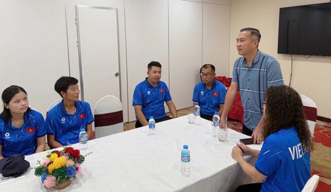 Phó chủ tịch VFF Nguyễn Xuân Vũ trao đổi với ban huấn luyện đội U19 nữ Việt Nam.