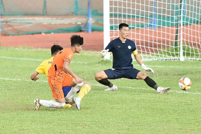 Trận đấu phải đá lại thêm 7 phút vào sáng 18/6. Ảnh: Dương Thu 