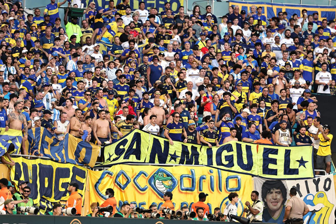 Các fan Boca trên khán đài sân Hard Rock