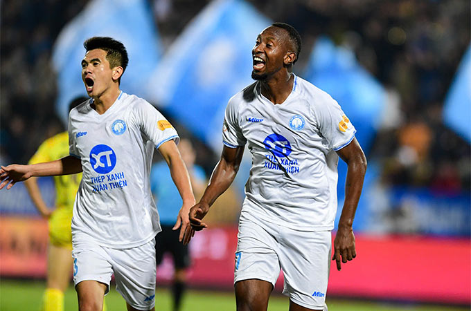 Văn Kiên đi vào lịch sử bóng đá Việt Nam với kỷ lục 6 chức vô địch V.League - Ảnh: Đức Cường 