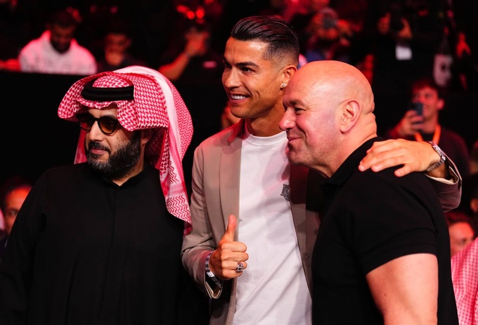 Ronaldo đến dự khán một trận đấu MMA