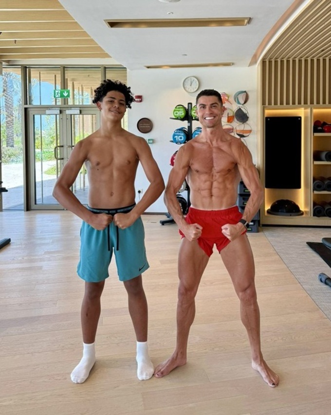 Cristiano Ronaldo sơn móng chân màu đen khi chụp ảnh cùng con trai ở phòng gym