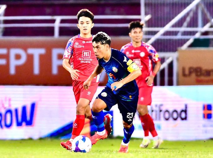 Văn Triền cùng các đồng đội ở Bình Định đã không thể có điểm trước TP.HCM. Ảnh: Quốc An