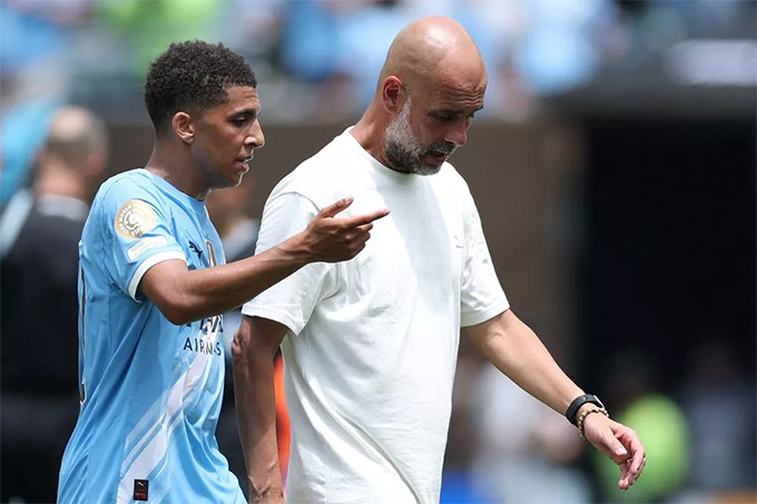 HLV Guardiola thất vọng về chiếc thẻ đỏ của Lewis