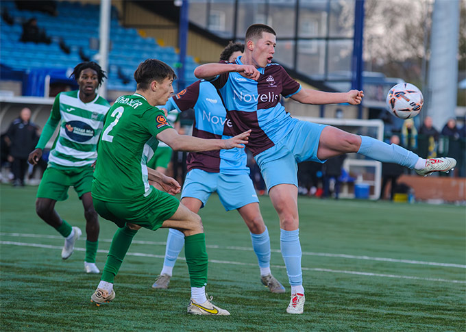 Lee Williams sở hữu chiều cao gần 1m90 - Ảnh: Warrington Town FC 