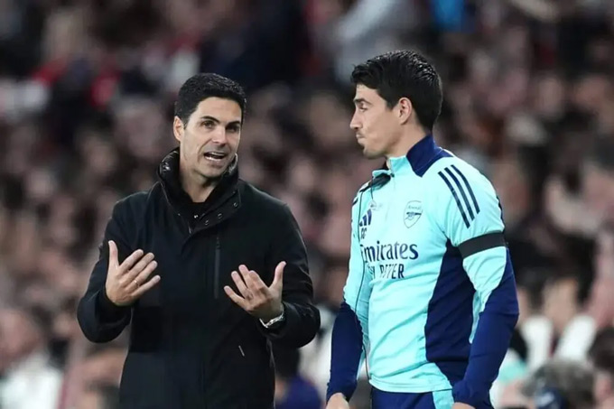Arteta sẽ chia tay trợ lý Carlos Cuesta (phải)