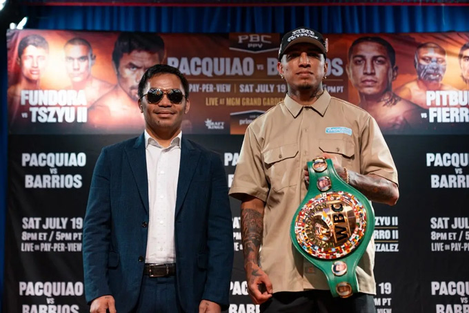 Manny Pacquiao (trái) tái xuất giang hồ