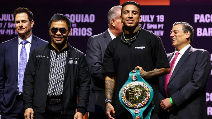 Pacquiao sẽ đối đầu với Barrios (phải)