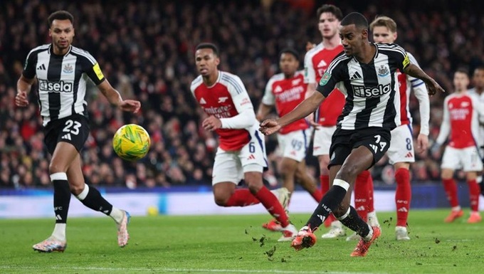 Isak (phải) từng nhiều lần khiến HLV Mikel Arteta của Arsenal mê mẩn