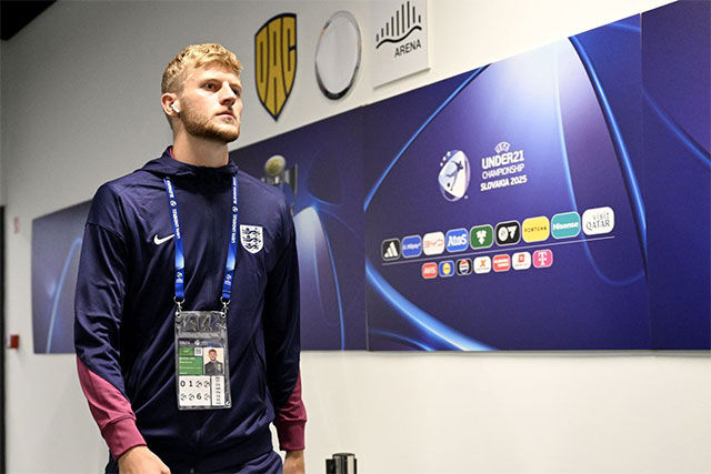 Teddy Sharman-Lowe đã chuyển sang Bolton theo dạng cho mượn