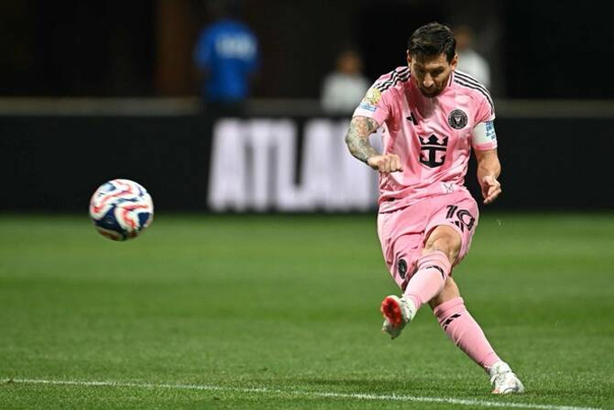 Messi lại ghi siêu phẩm đá phạt