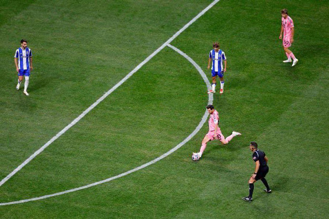 Messi lại ghi siêu phẩm đá phạt