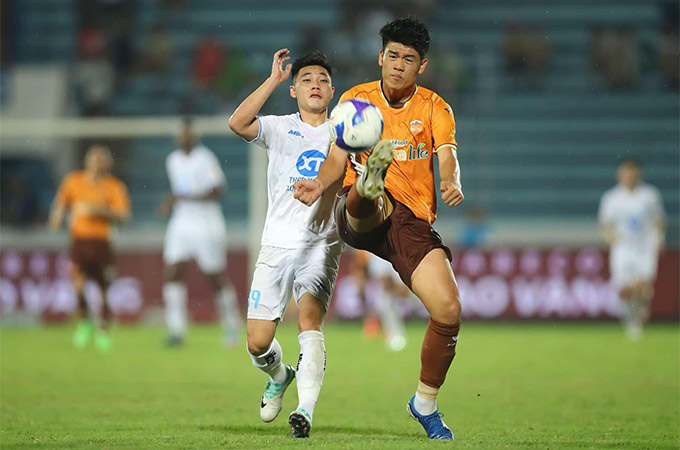 HAGL sẽ để hàng loạt trụ cột ra đi, tin dùng những cầu thủ còn rất trẻ như Đinh Quang Kiệt ở V.League 2025/26 - Ảnh: Đức Cường 