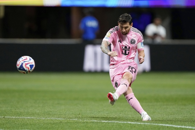 Messi sút phạt trực tiếp đẹp mắt để ghi bàn ấn định chiến thắng 2-1 cho Inter Miami trước Porto