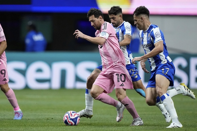 Tiền đạo Lionel Messi của Inter Miami khiến các hậu vệ Porto không thể ngăn cản