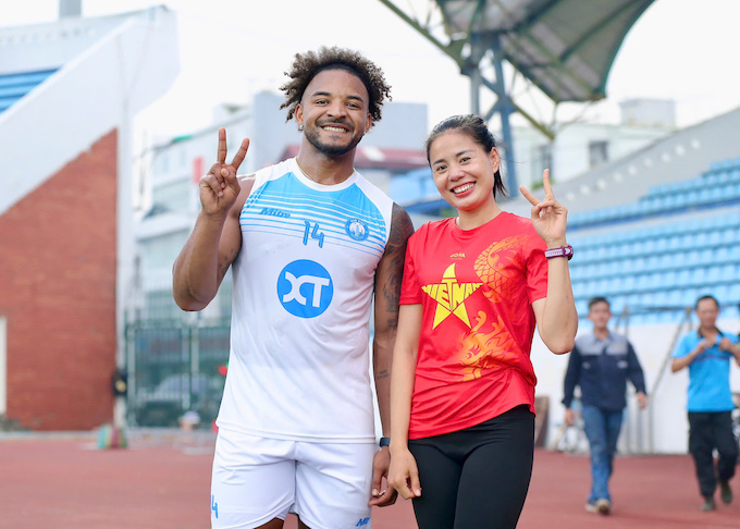 Nguyễn Thị Huyền và Xuân Son chụp ảnh kỷ niệm tại sân Thiên Trường. Ảnh: Quang Đương