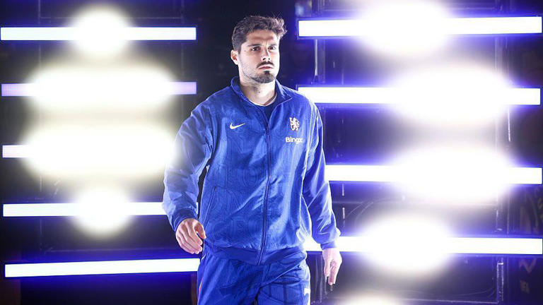Neto của Chelsea thực hiện màn solo bước ra sân của mình