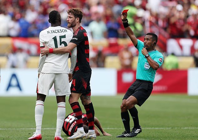 Jackson nhận thẻ đỏ chỉ sau 4 phút vào sân ở trận Chelsea gặp Flamengo