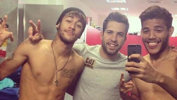 Nhiều ngôi sao của Barca từng sa sút vì sa đà vào chuyện ăn chơi như Neymar (trái) và Dos Santos (phải)