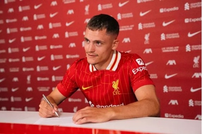 Tân binh Florian Wirtz trong lễ ký hợp đồng với Liverpool