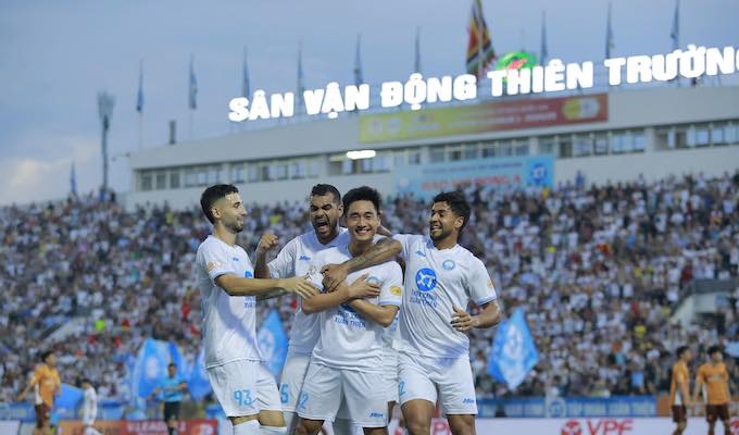 Các cẩu thủ Nam Định đang cố gắng có một trận đấu cuối đẹp mắt. Ảnh: Quang Đương