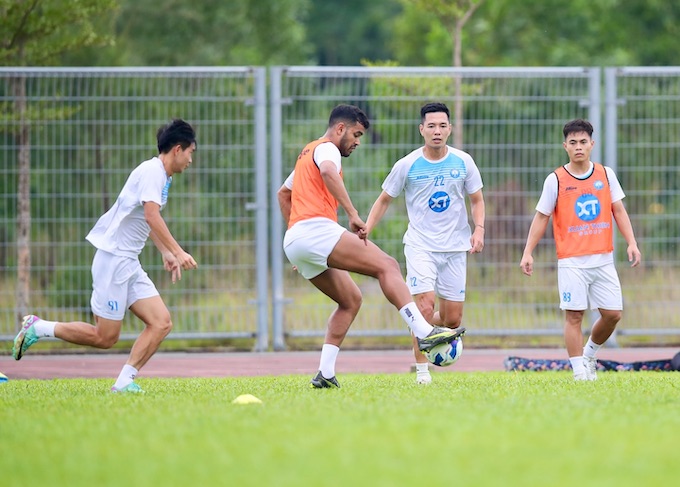 Buổi tập của đội bóng thành Nam trước trận đấu cuối của mùa giải. Ảnh: Quang Đương