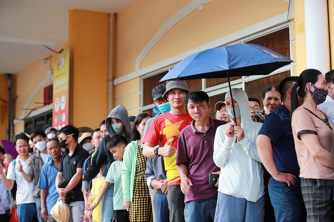 Rất đông khán giả Nam Định đang háo hức chờ đón giờ phút đội bóng của họ lên ngôi. Ảnh: Qiang Đương