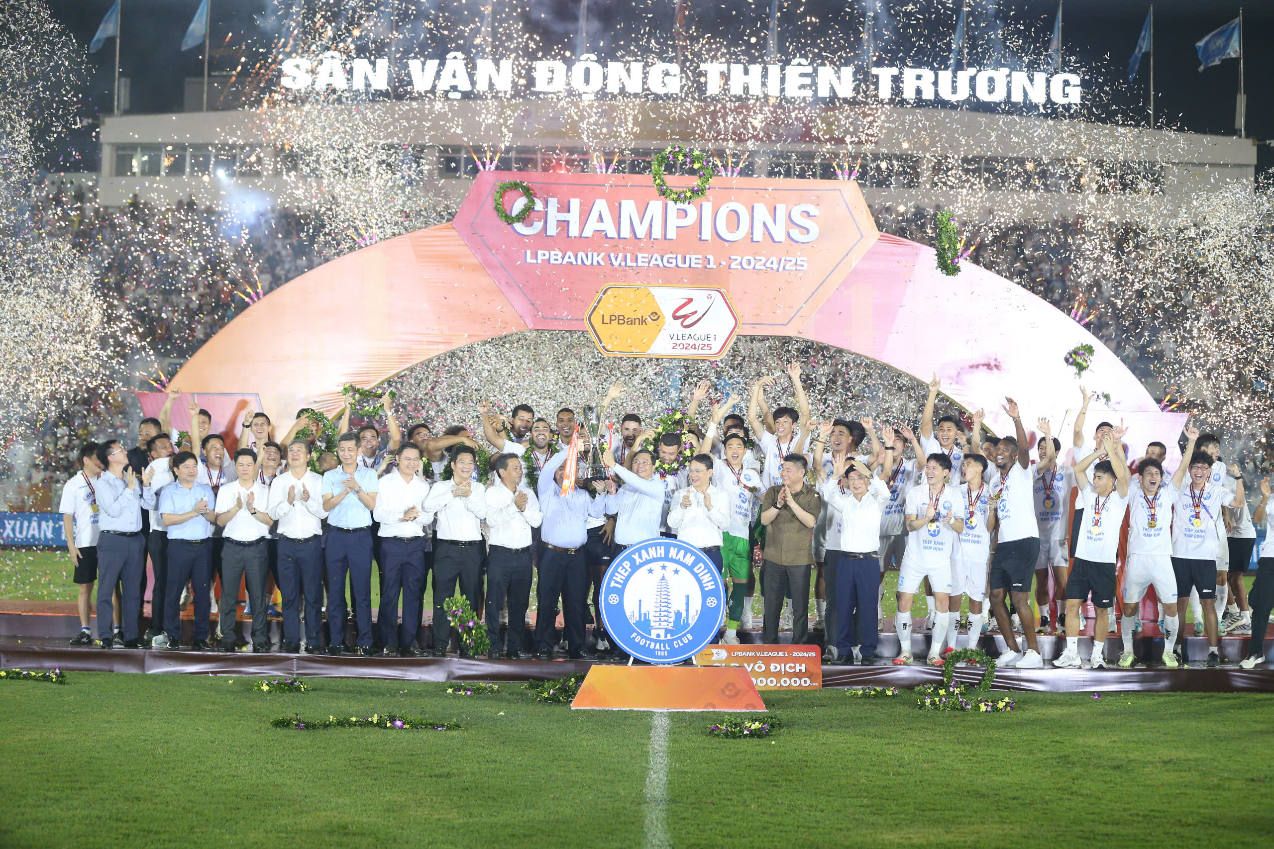 Đội bóng thành Nam sở hữu hàng công mạnh nhất và hàng thủ chắc chắn nhất giải 
