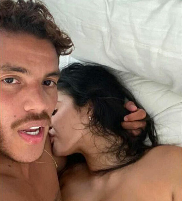 Bức ảnh tai tiếng của Dos Santos và nhân tình