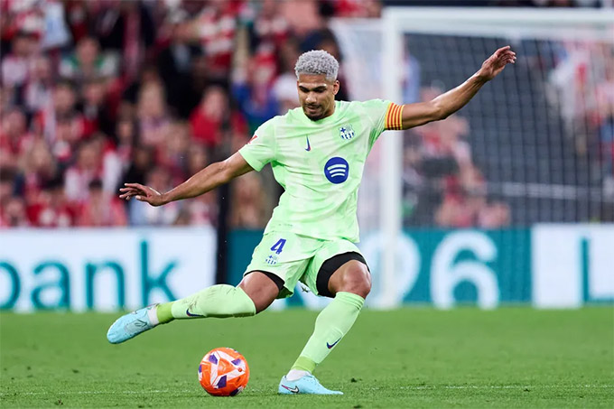 Barca giữ chân thành công Ronald Araujo