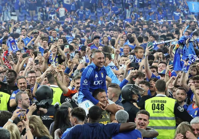 Cazorla ăn mừng trong biển fan Oviedo