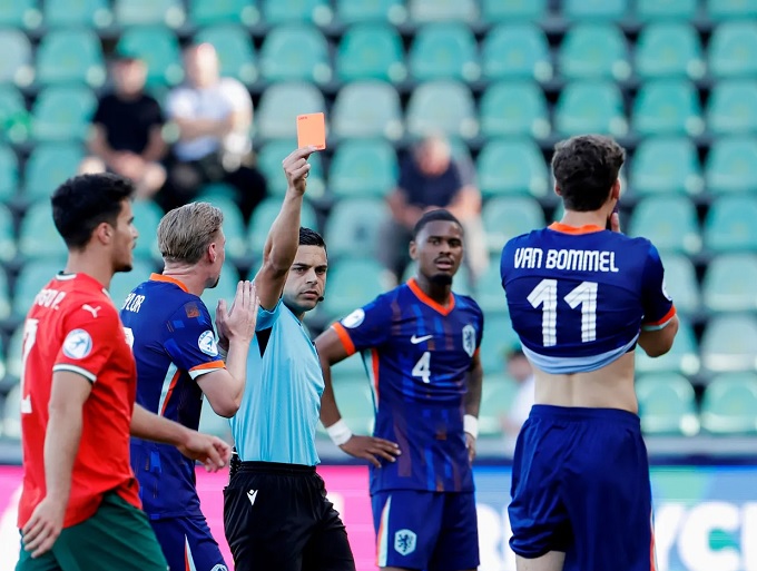 Con trai Van Bommel có 2 phút thảm họa tại U21 châu Âu