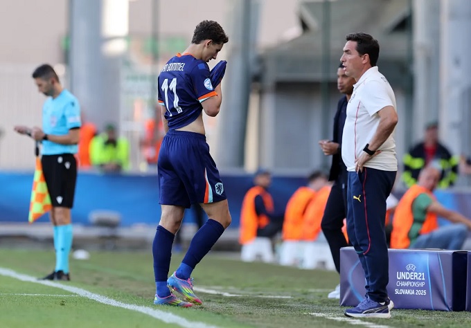 Con trai Van Bommel rời sân trong thất vọng