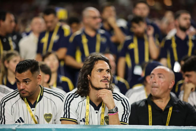 Cavani chỉ có thể theo dõi các trận đầu từ trên khán đài do chấn thương và chứng kiến Merentiel trở thành người hùng của Boca